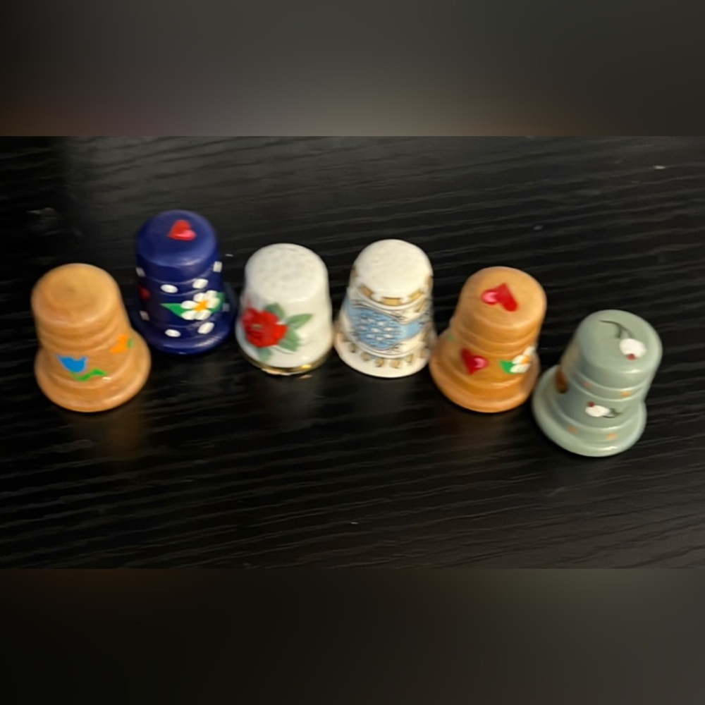 Vintage lot of 6 thimbles!